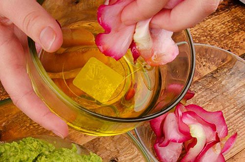 Cách làm nước hoa hồng tại nhà sử dụng bình xịt – Chai lọ hũ thủy tinh, Vua Chai Lọ