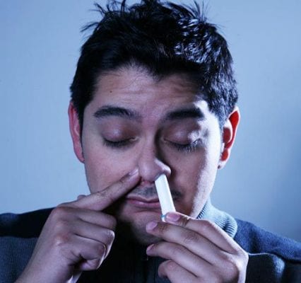 Lạm dụng ống hít mũi gây nhiều hậu quả khôn lường