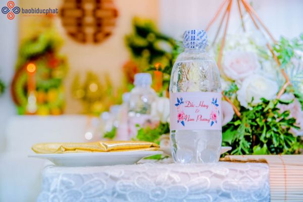 Top những chai nước suối đám cưới đẹp, nổi bật trên thị trường